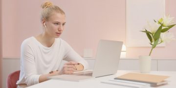 How To Effectively Use AI Writing Assistants For Customer Service