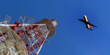 Professor Explains How A 5G Wireless Service Puts Airplanes At Risk