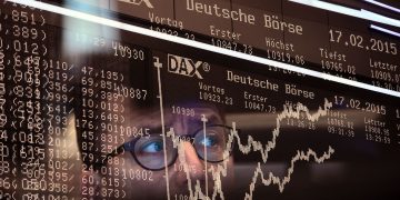 European Stocks Slip In Early Deals, Placing Tech Under Pressure