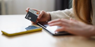 Russian Bank Cards Barred From Apple Pay, Google Pay Platforms