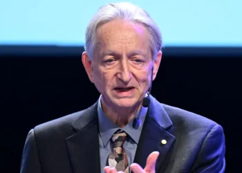 AI Pioneer Geoffrey Hinton Warns of AI Advancing Beyond Human Control