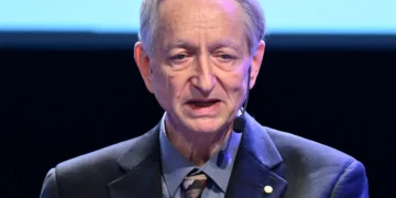 AI Pioneer Geoffrey Hinton Warns of AI Advancing Beyond Human Control