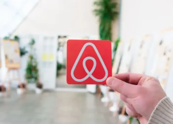 Airbnb Beats on Earnings, Warns of Challenges Ahead