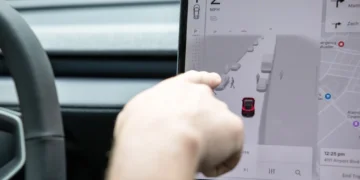 Tesla’s Apple CarPlay Support Delayed Over iOS 26 Issues