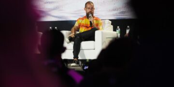 Block Cuts 4,000 Jobs as Dorsey Warns AI Will Reshape Companies