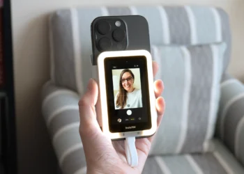 Insta360’s Snap turns your phone’s rear camera into a selfie rig