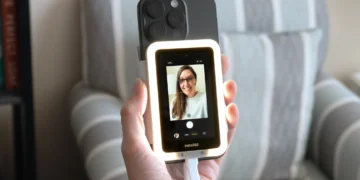 Insta360’s Snap turns your phone’s rear camera into a selfie rig